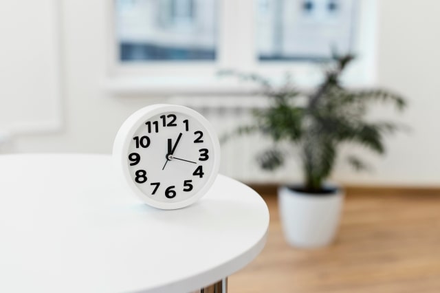 table clock on office desk as per Vastu